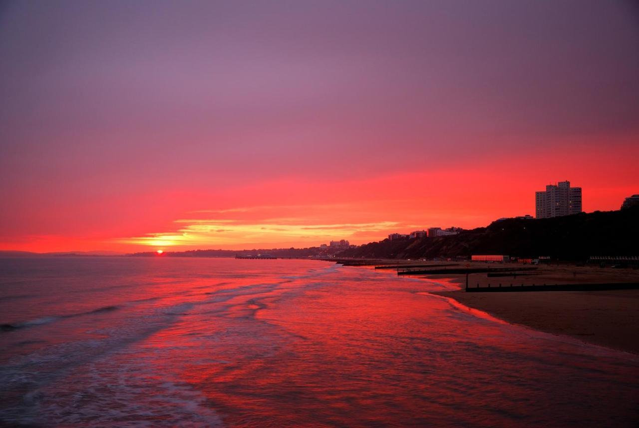 Bournemouth Beachfront Retreat 3 Bedroom 3 Bathroom Seaside B&B With Free Parking Exterior photo