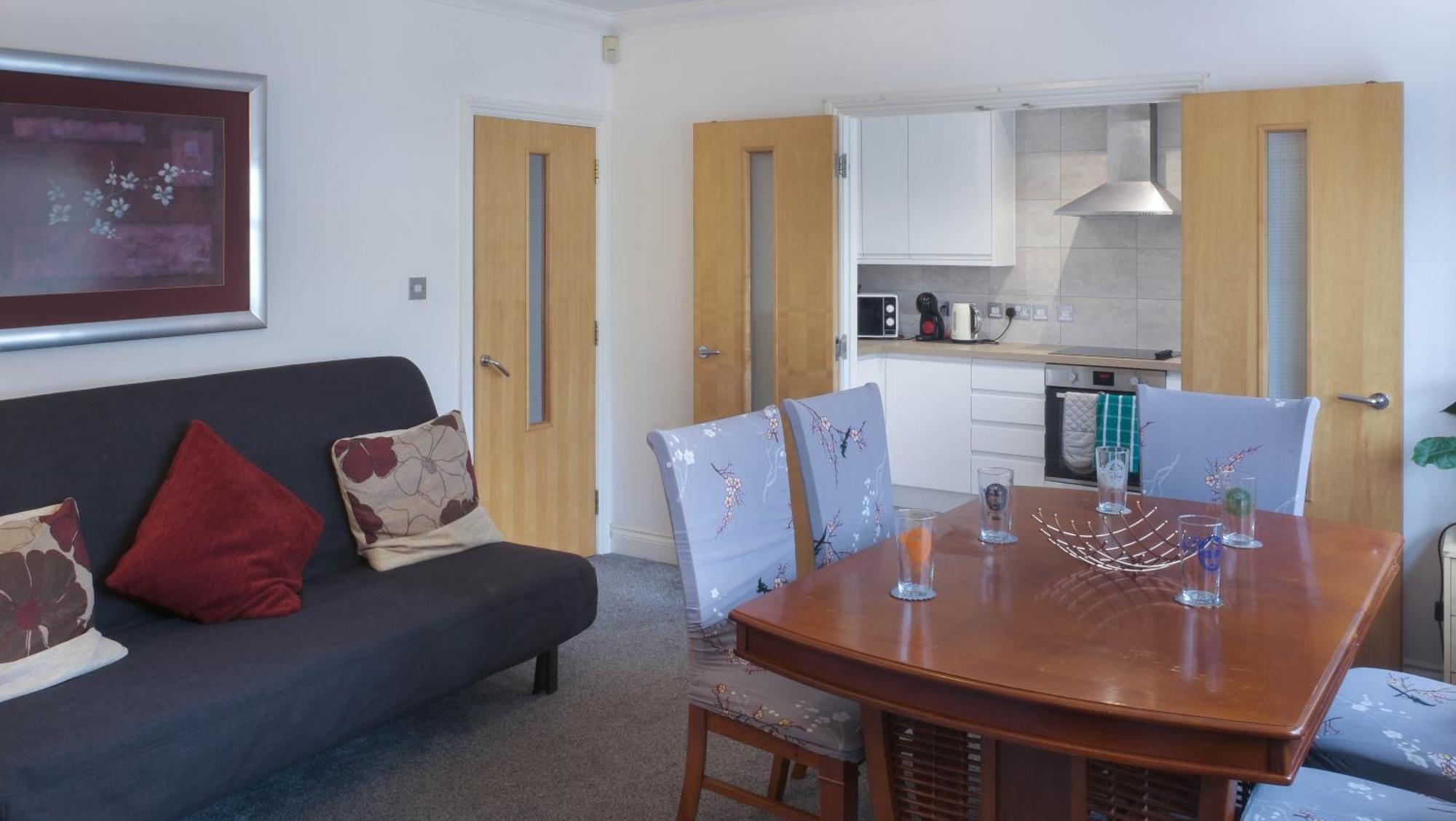Bournemouth Beachfront Retreat 3 Bedroom 3 Bathroom Seaside B&B With Free Parking Exterior photo