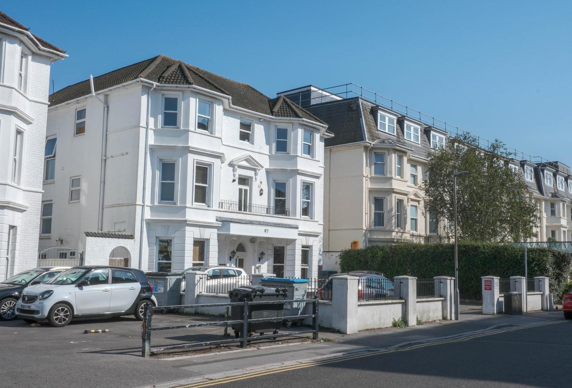 Bournemouth Beachfront Retreat 3 Bedroom 3 Bathroom Seaside B&B With Free Parking Exterior photo