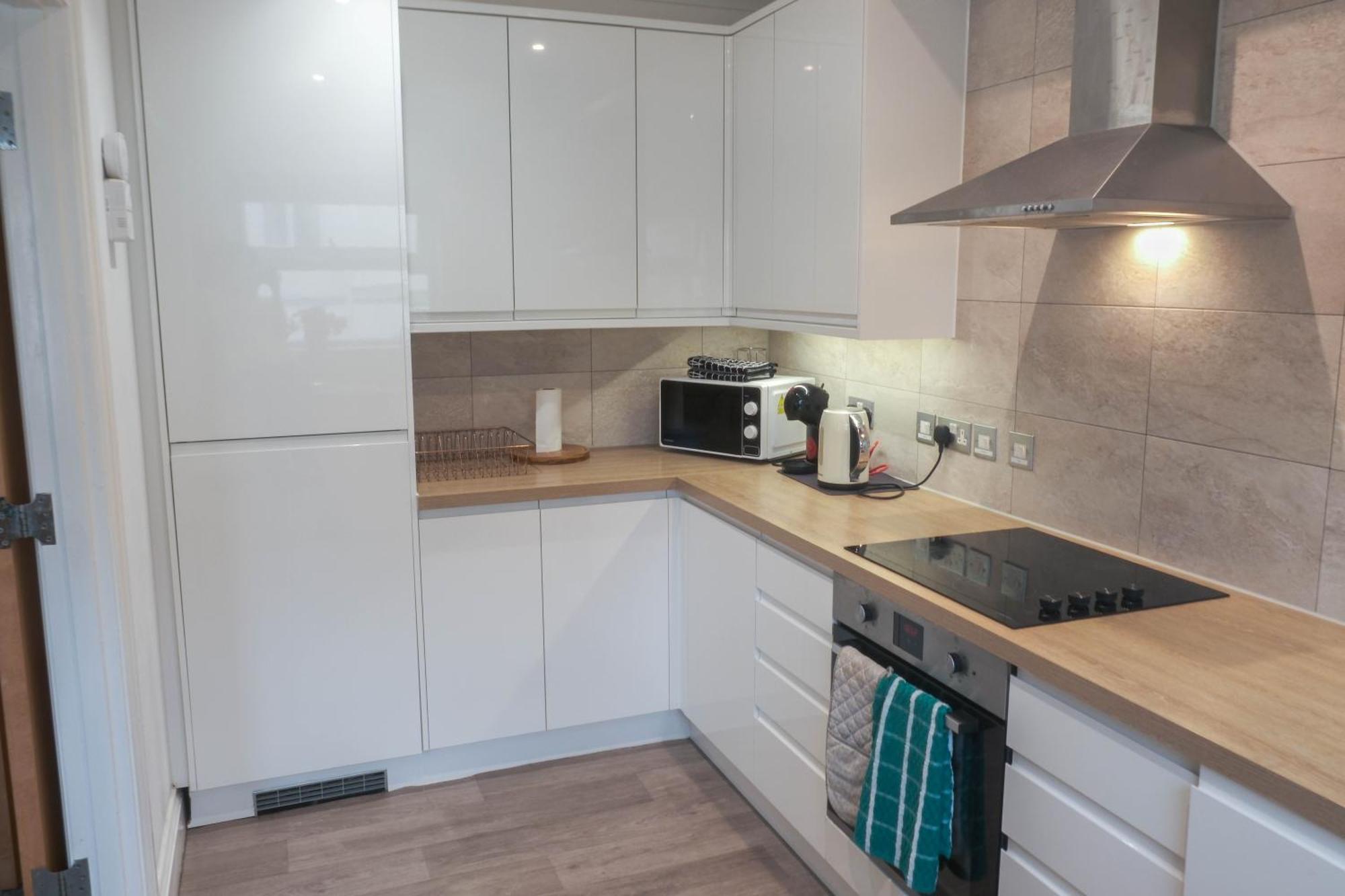 Bournemouth Beachfront Retreat 3 Bedroom 3 Bathroom Seaside B&B With Free Parking Exterior photo