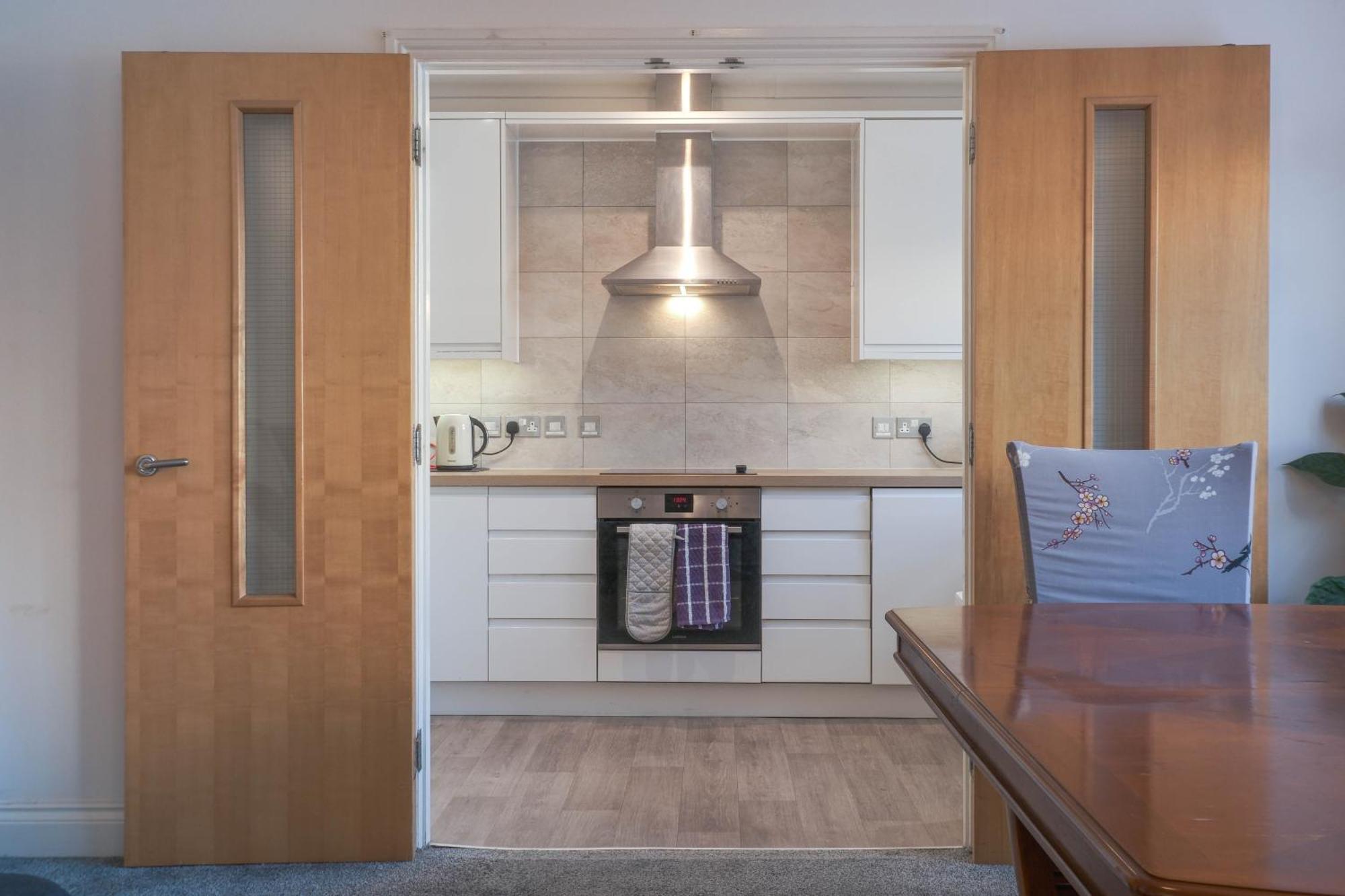 Bournemouth Beachfront Retreat 3 Bedroom 3 Bathroom Seaside B&B With Free Parking Exterior photo
