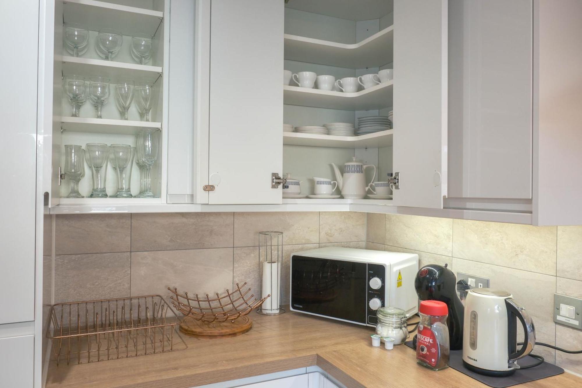Bournemouth Beachfront Retreat 3 Bedroom 3 Bathroom Seaside B&B With Free Parking Exterior photo