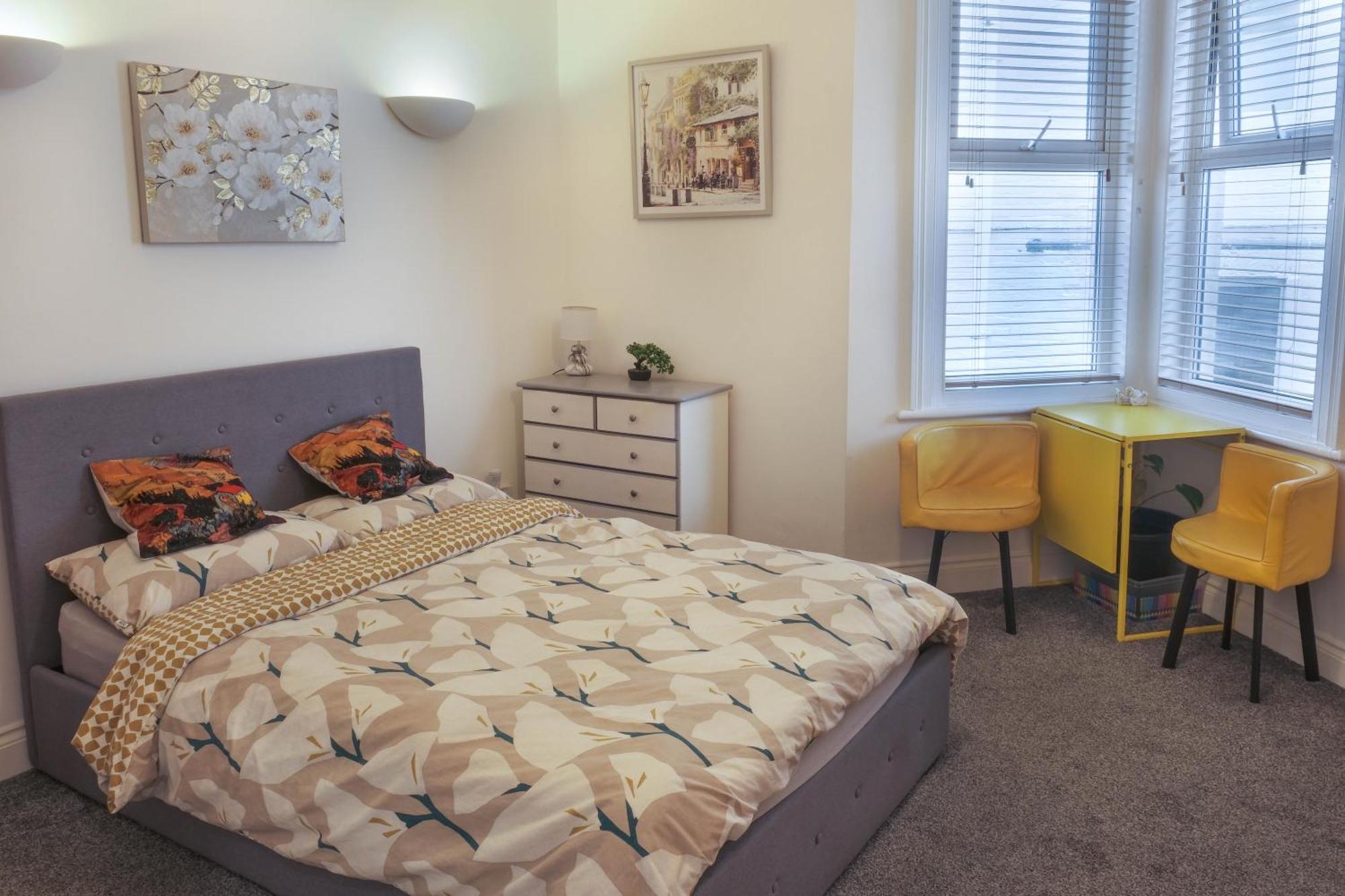 Bournemouth Beachfront Retreat 3 Bedroom 3 Bathroom Seaside B&B With Free Parking Exterior photo